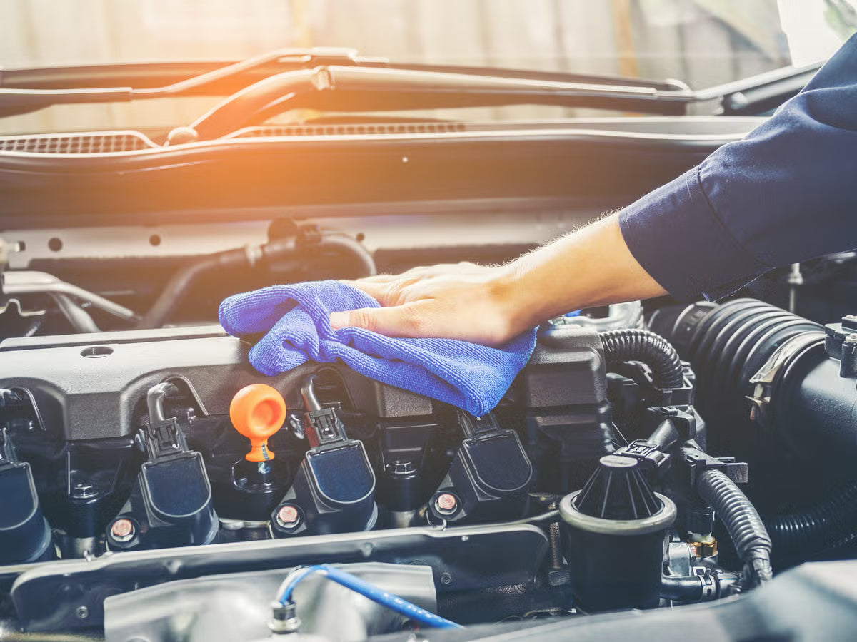 Čištění motorového prostoru: postup, odmaštění a ošetření plastů