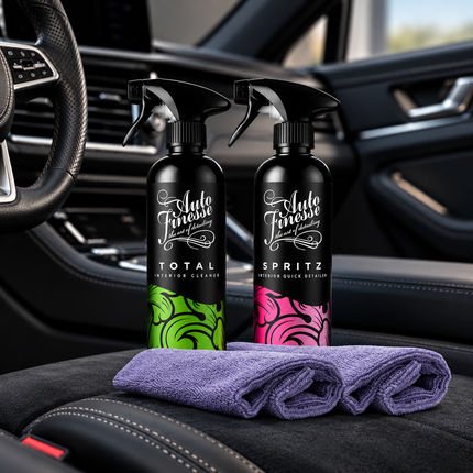 Auto Finesse čistič interiéru: dvě sprejové lahve a fialový mikrovláknový hadřík