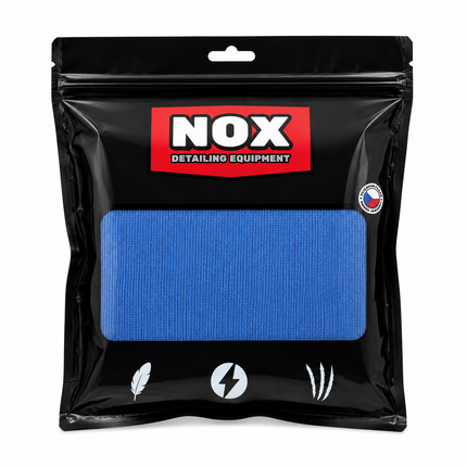 Modrá mikrovláknová utěrka zabalená v černém sáčku s logem NOX