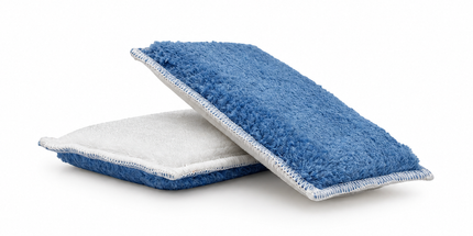 Čistící aplikátor ScrubbyPad, modrá a bílá strana spojené oboustranným tělem.