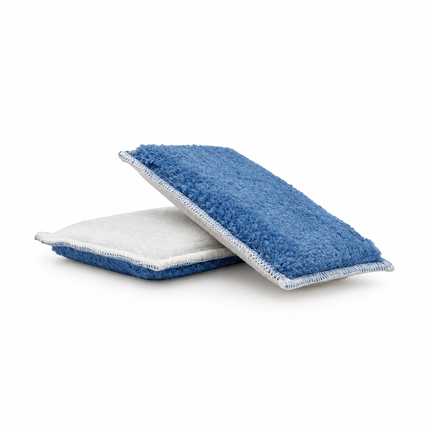 Čistící aplikátor ScrubbyPad, modrá a bílá strana spojené oboustranným tělem.